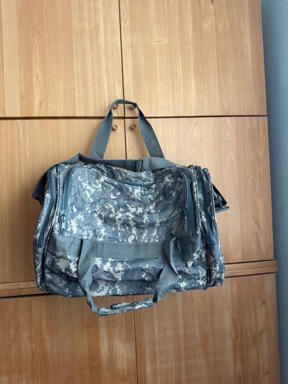 Digital Camo Men’s Travel Duffel Bag - Gray